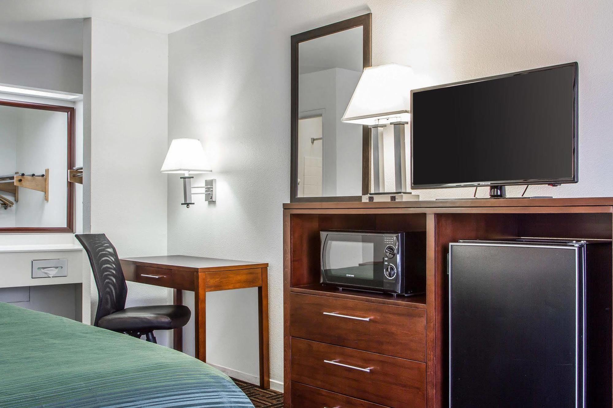 Quality Inn Fresno Near University מראה חיצוני תמונה