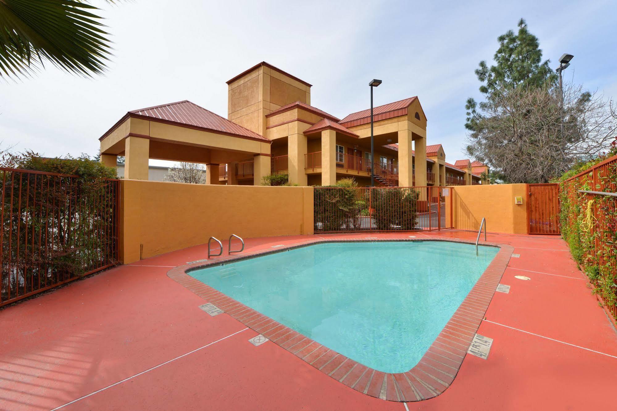 Quality Inn Fresno Near University מראה חיצוני תמונה